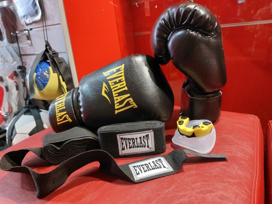 Набор для бокса Everlast, перчатки боксерские+капа+бинты 4 м.