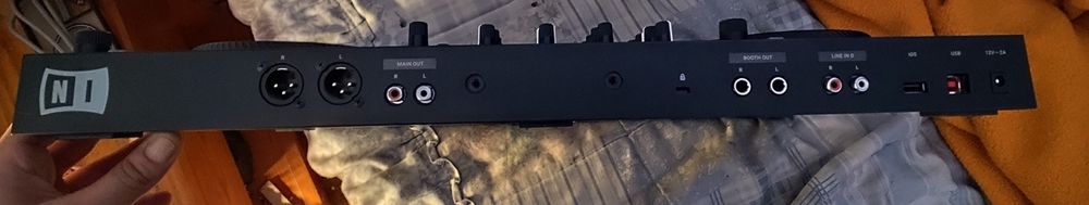 Traktor S3 MK3 + Komplete Audio 1 + Bolsa de Transporte