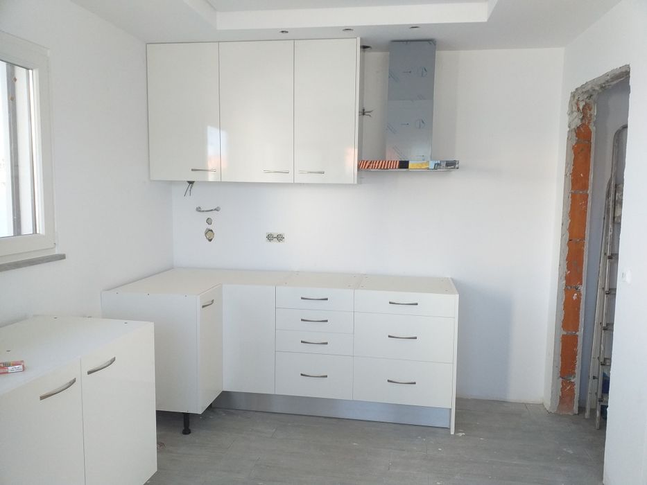 Faço pequenas pinturas e chão flutuante