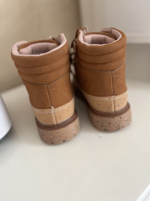 Чобітки, сапожки.