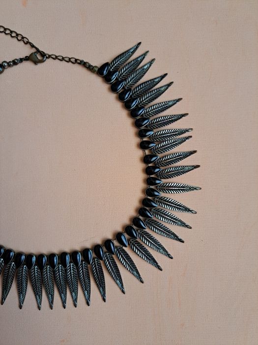 Colar Elegante com Detalhes Folheados e Contas Pretas