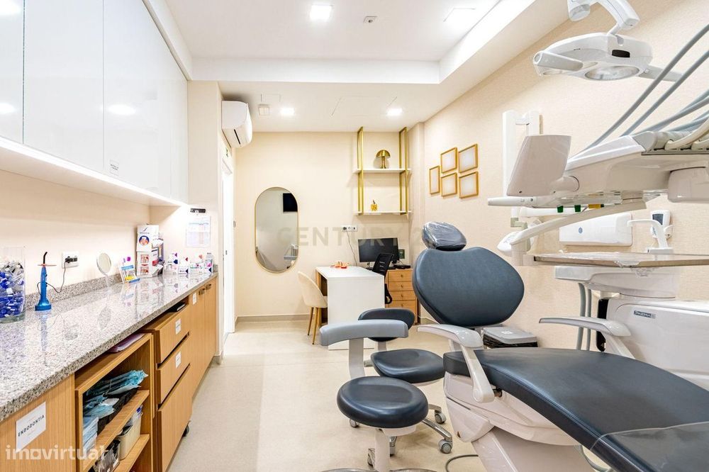 Espaço Comercial com Clínica Dentária Nova em Funcionamento —  Estrada