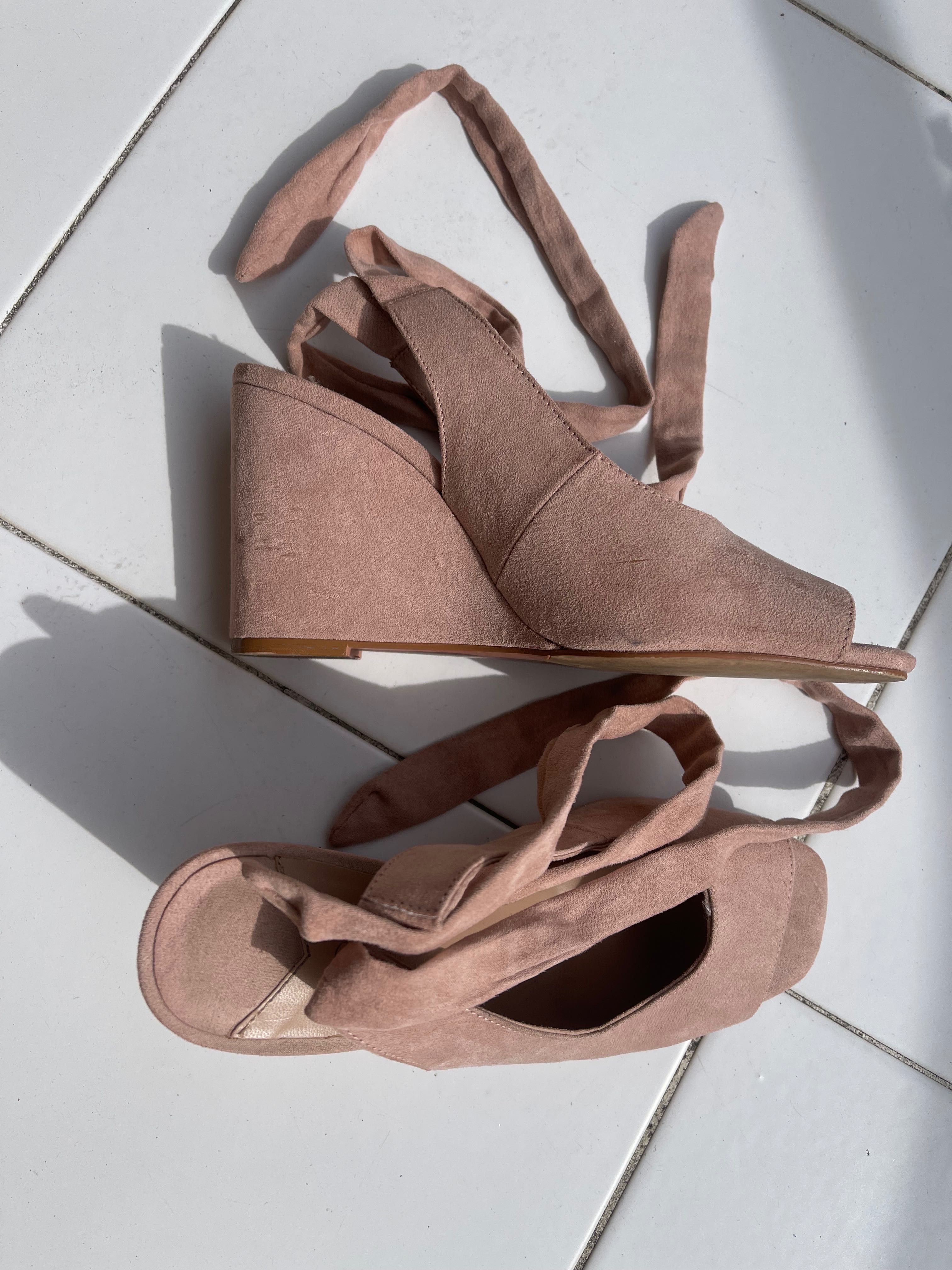 Sandálias rosa claro