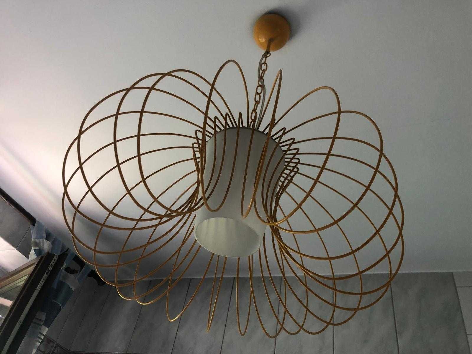 Lampa wisząca druciana z kloszem, nowoczesne wzornictwo