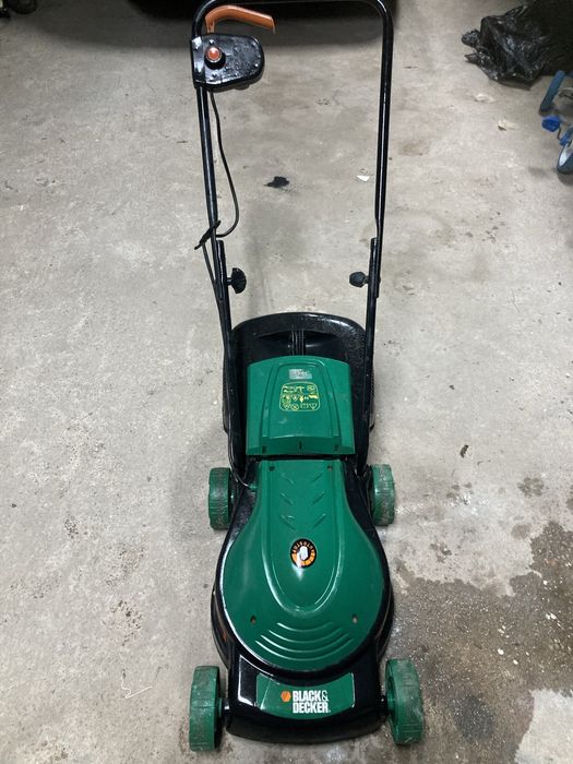 Maquina de cortar relva Black Decker em bom estado