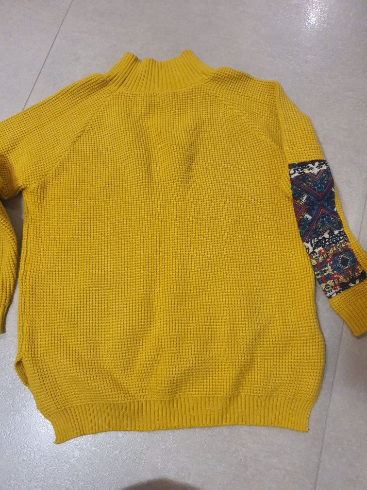Żółty, musztardowy sweterek z półgolfem, ciepły