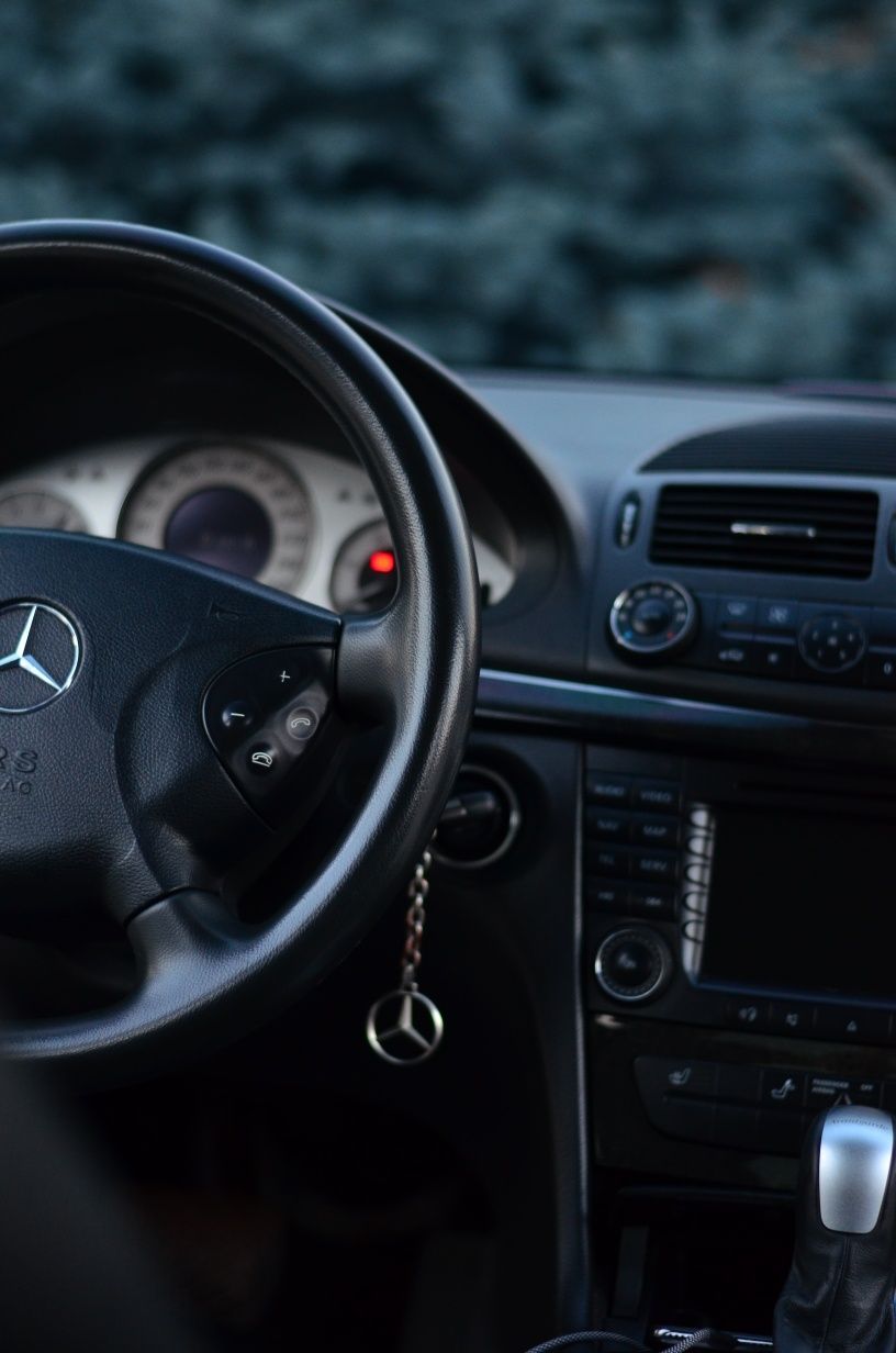 Mercedes-Benz W211
