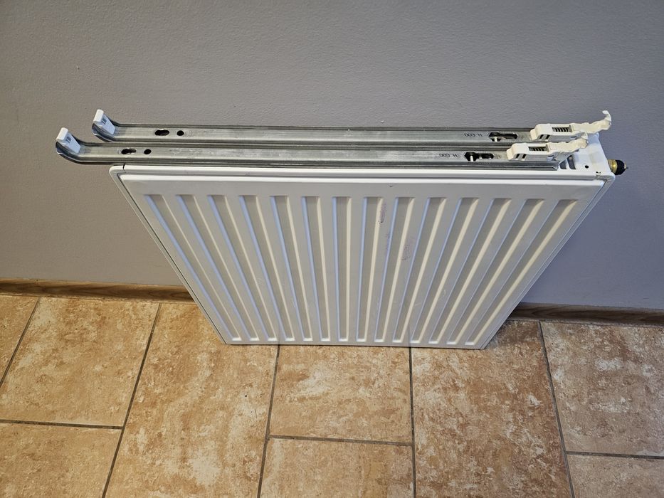 Grzejnik z zaczepami 60 cm. x60 cm. x10 cm. Dolny montaż