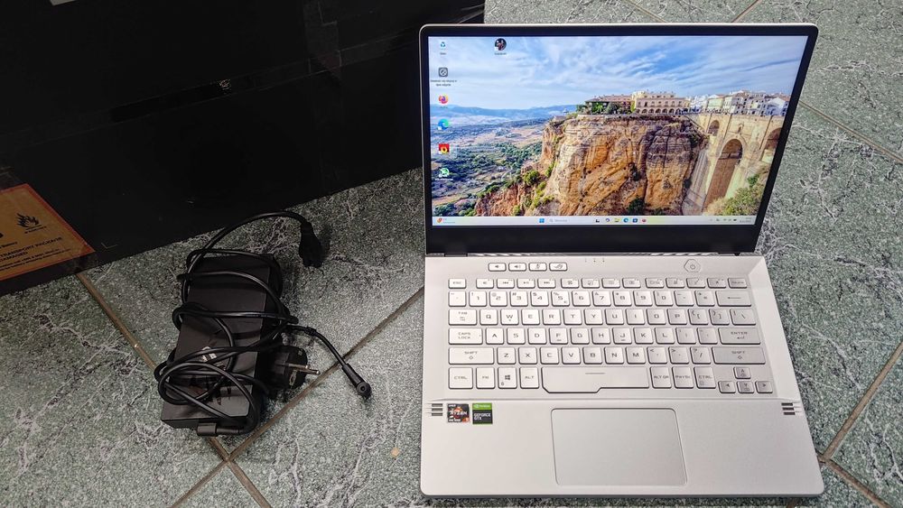 Laptop ASUS ROG ZEPHYRUS G14 120Hz R5 |16GB RAM |GTX 1650Ti 4GB |512GB
