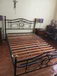 Cama de casal, de ferro, com estrado