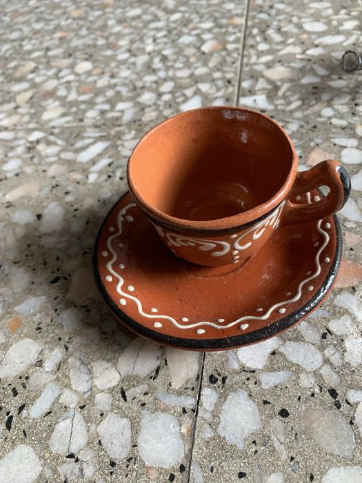 Conjunto de pratos, tacas, azeitoneira e chavenas de barro