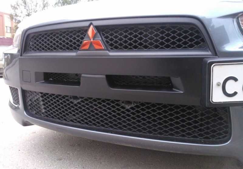 Накладка ноздри в передний бампер с сеткой Mitsubishi Lancer X 2007