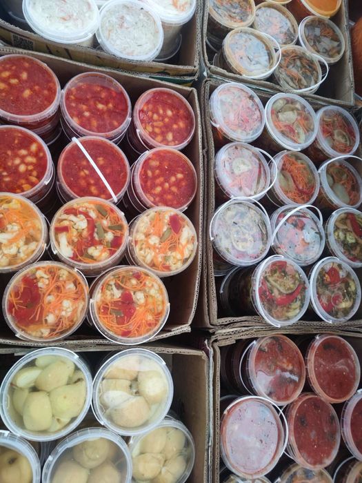 Капуста ,морква ,огірки ,помідори ,салати та інщі соління .