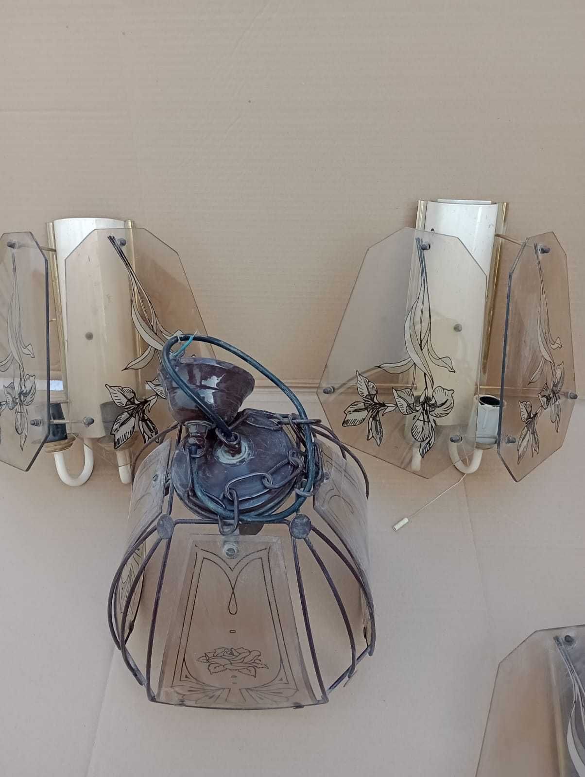Dwa kinkiety i lampa wisząca.