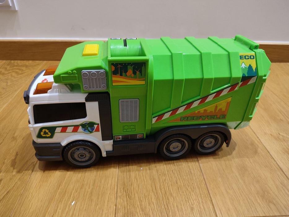 Duża smieciarka z podnośnikiem