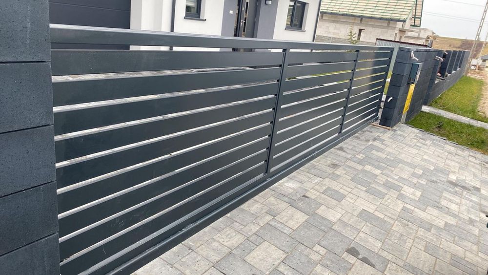 Brama nowoczesna dwuskrzydłowa , nowoczesne , przesuwne , balustrady