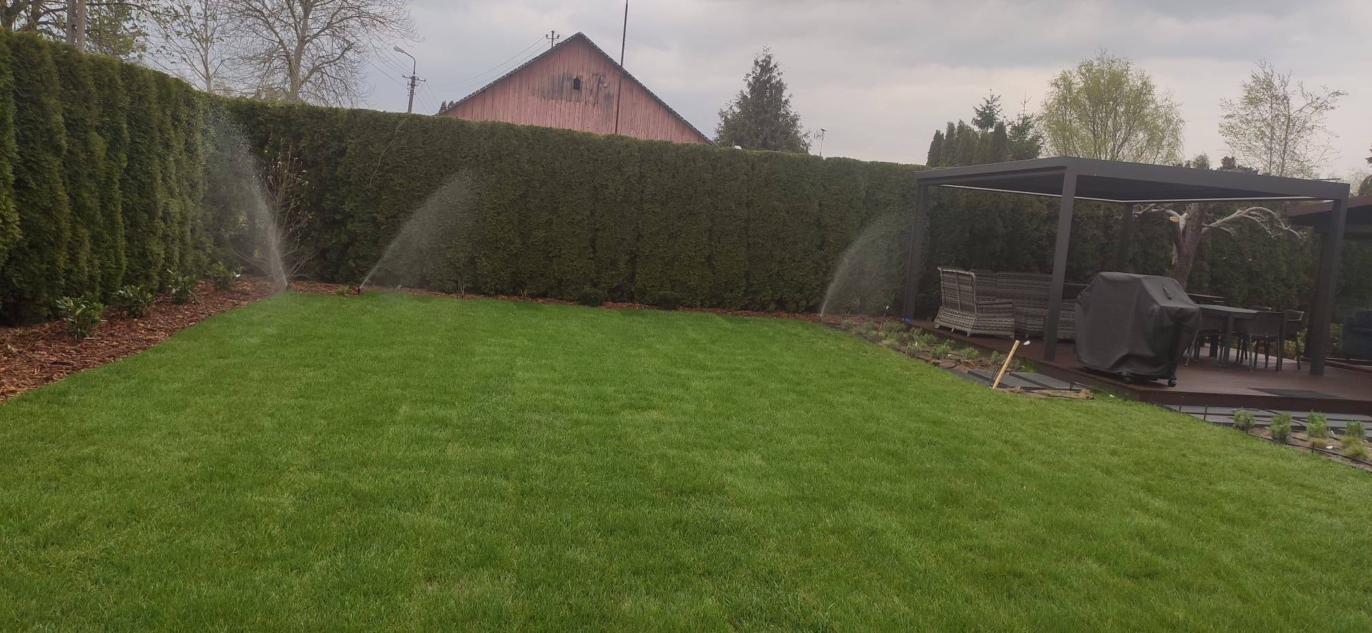 System nawadniania trawnika. Automatyczne podlewanie ogrodu.