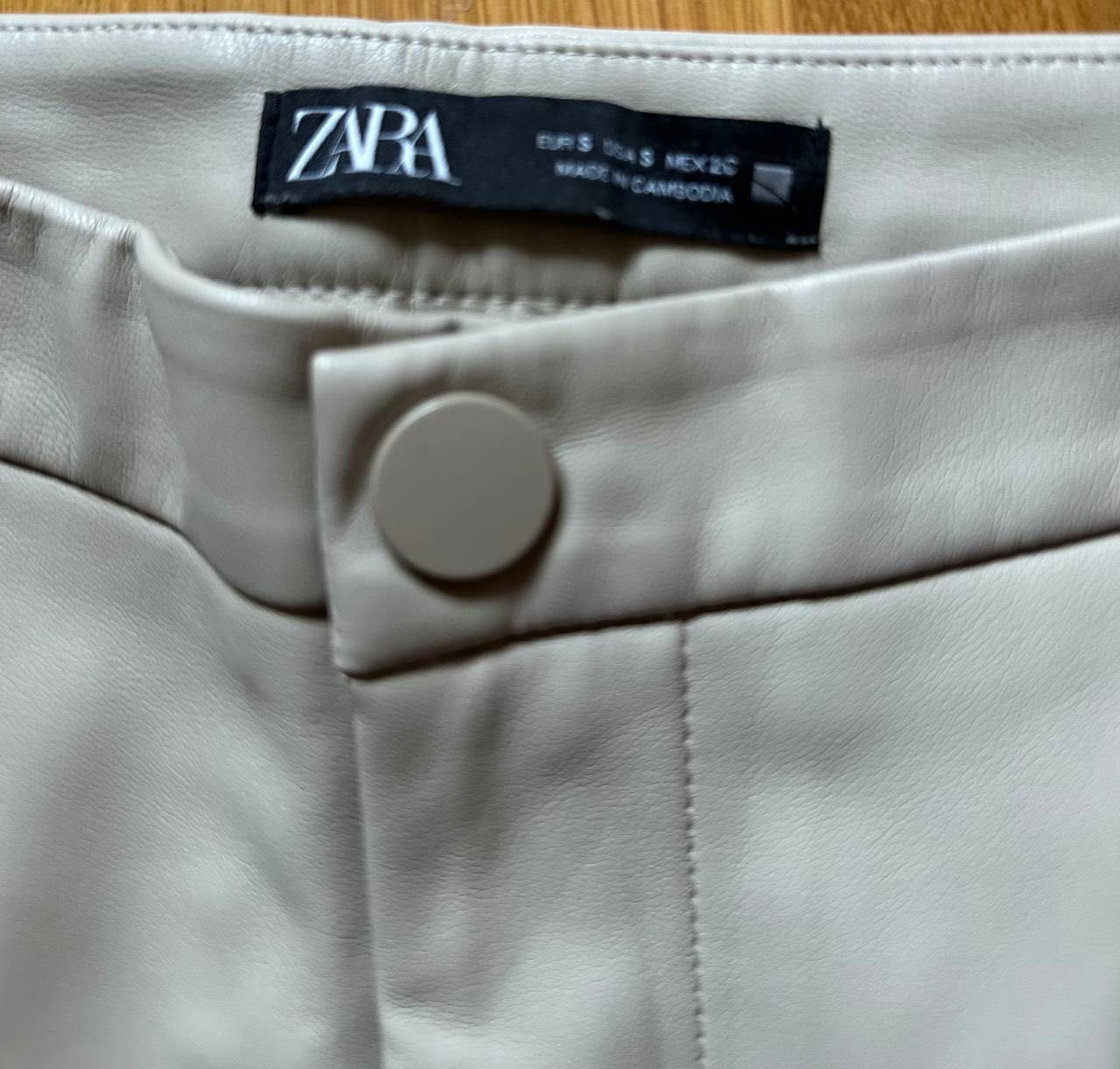 Жіночі світло-бежеві шкіряні штани Zara