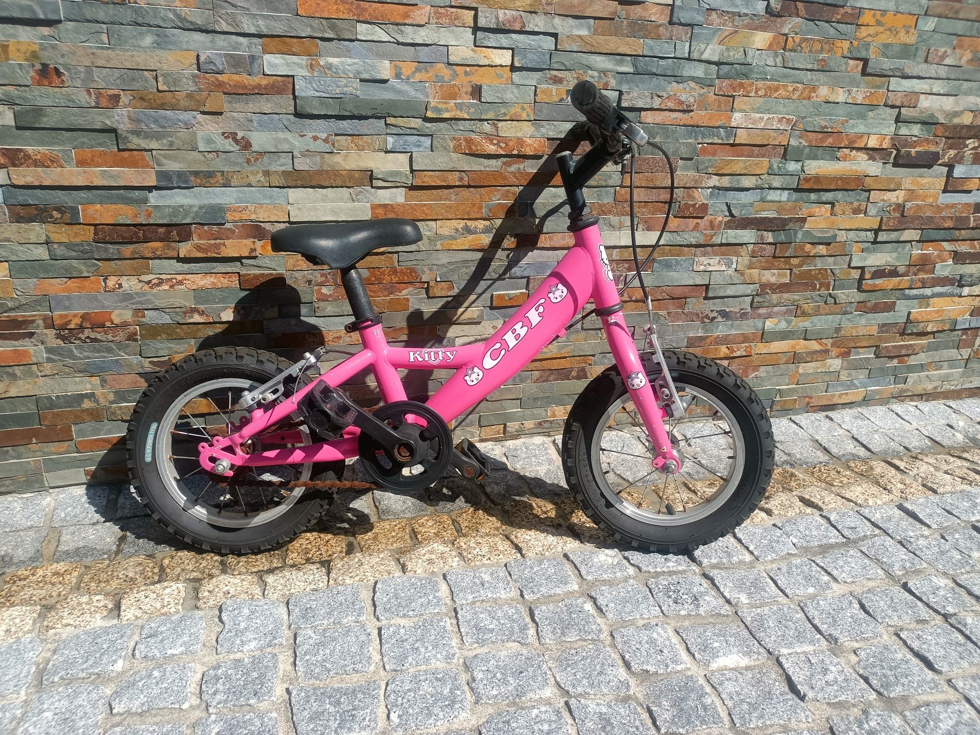 Vendo bicicleta de menina para iniciar pedaladas