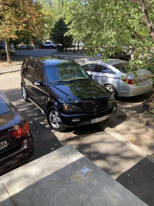 Мерсес ML в отличном состоянии. Полностью обслужен.