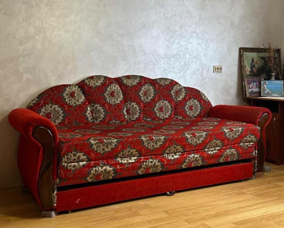 Продам диван в хорошому станi розкладний.