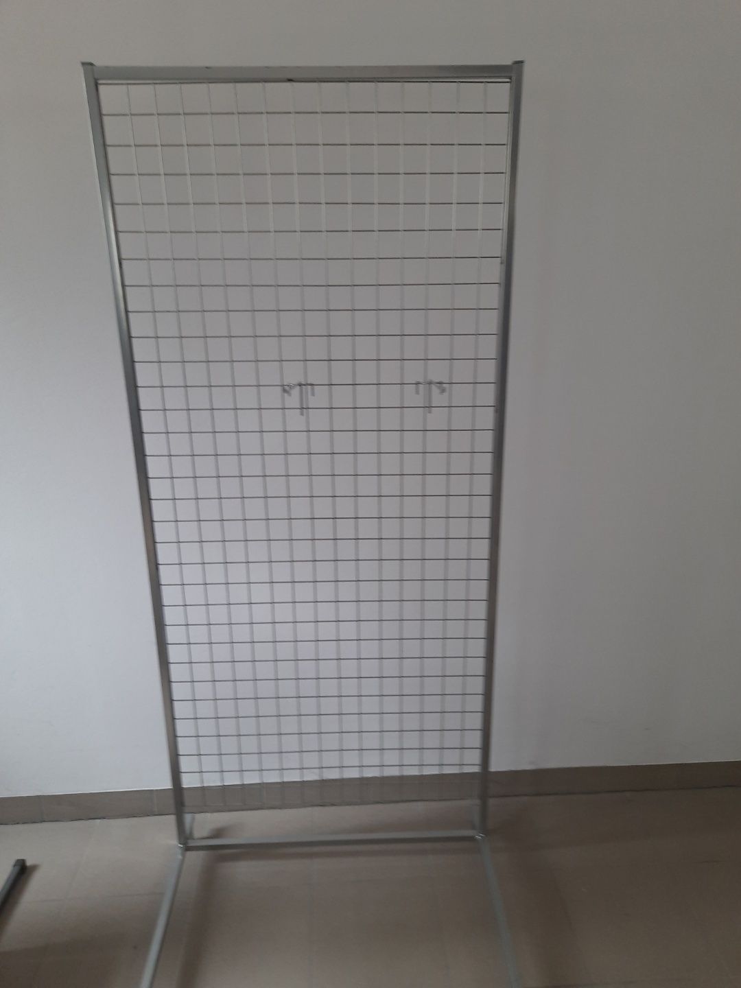 Stojak Ekspozytor z haczykami / Wieszak sklepowy kratka
