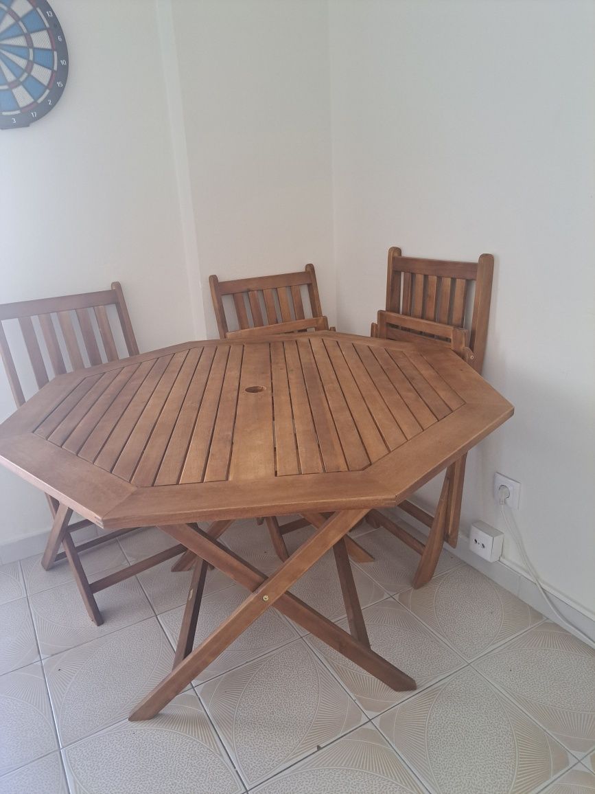 MESA com 4 cadeiras