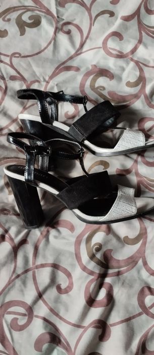 Босоніжки жіночі