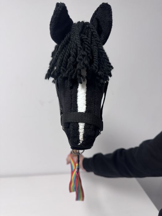 Piękny czarny hobby horse z kantarem i lonżą