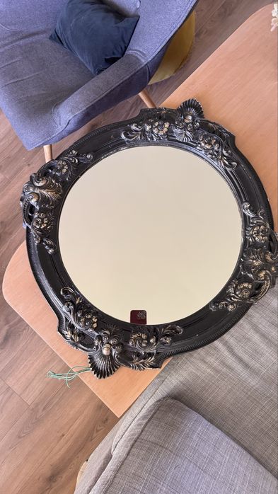 Кругле ретро вінтажне дзеркало в гипсовій рамі.