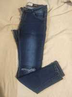 granatowe jeansy z dziurami na kolanach
