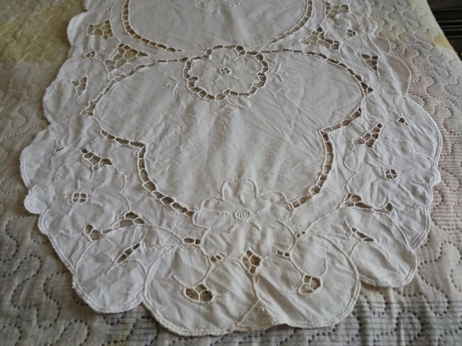 Centro de mesa bordado Richelieu