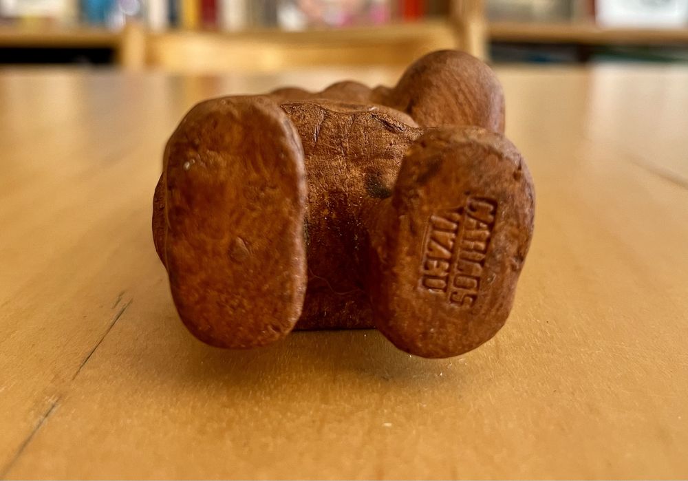 Peça RARA barro. Assinada Carlos Viseu