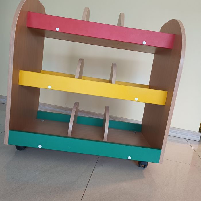 Porządny regał dziecięcy na kółkach