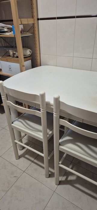 Mesa de jantar e cadeiras