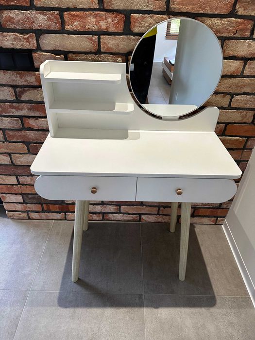 Toaletka kosmetyczna z lustrem