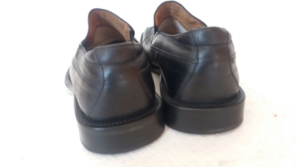 Sapatos pretos em pele genuína marca Bata (tam. 40)