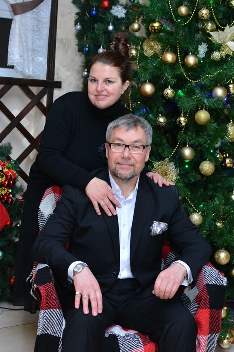 Стильний ведучий, муз. супровід, живий спів на новорічний корпоратив