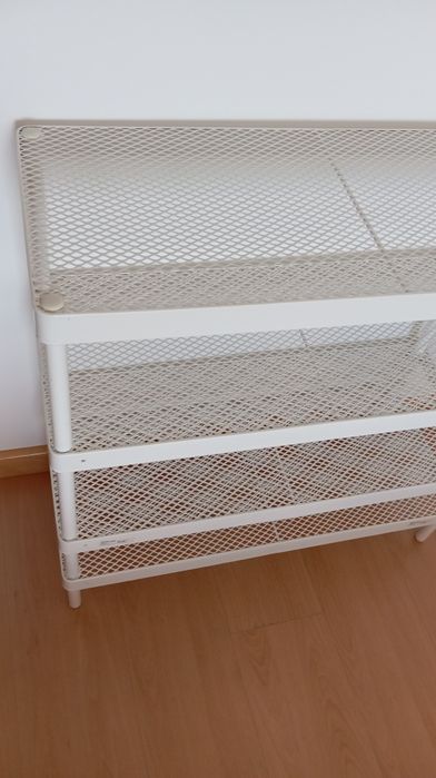 Prateleiras em metal branco