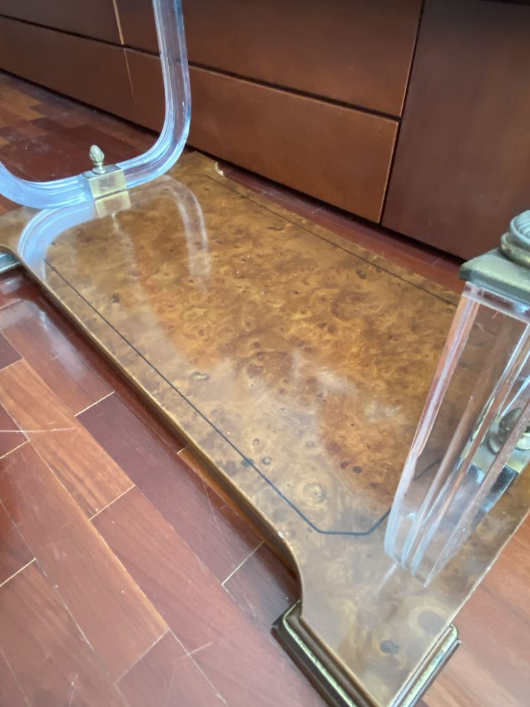 Mesa de apoio de sala em madeira de cerejeira e acrílico