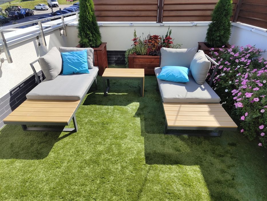 Zestaw mebli ogrodowych, dwie leżanki + stolik