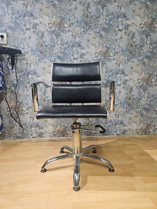 Sprzedam 2 fotele fryzjerskie