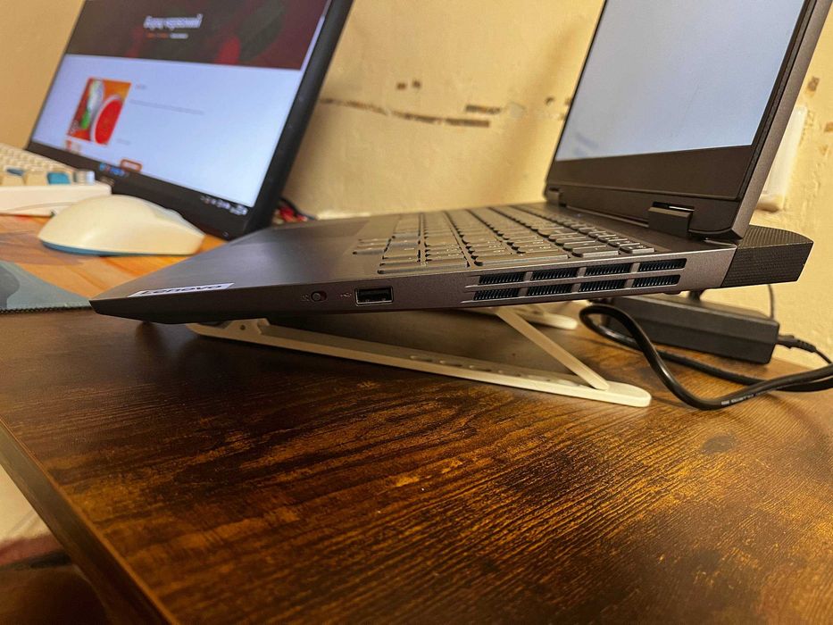 Ноутбук LOQ 15APH8 використовувався для навчання та роботи