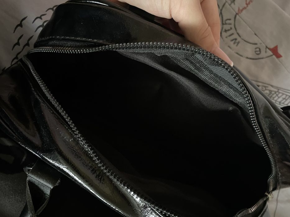 Продам чорну глянцеву сумочку з матеріалу ПУ