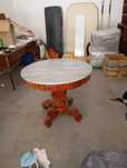 Mesa antiga com tampo em mármore