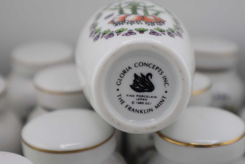 Pojemniki na przyprawy w stylu botanica 19 szt  1985r b5/120660