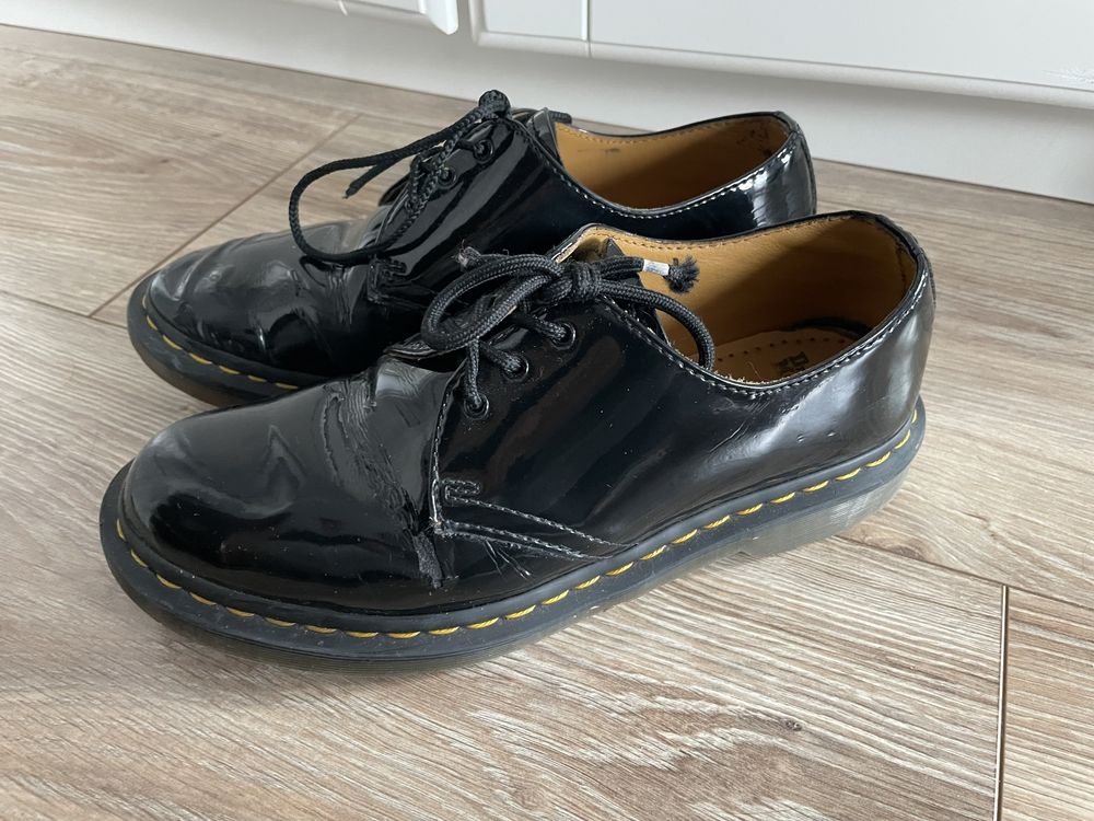 Dr. Martens martensy czarne polbuty lakierki lakierowane