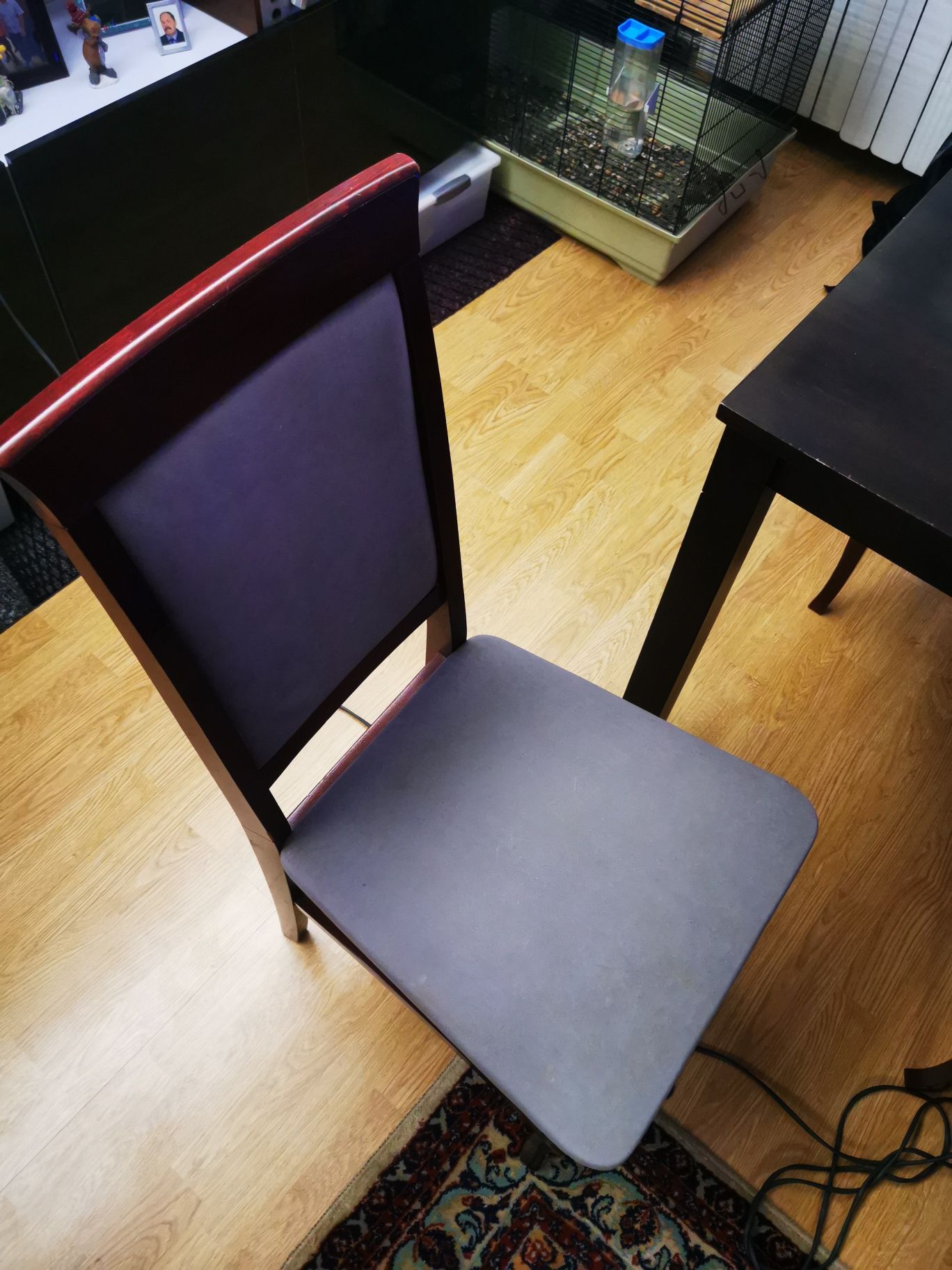 Solidny stół + zestaw 4 krzeseł.
