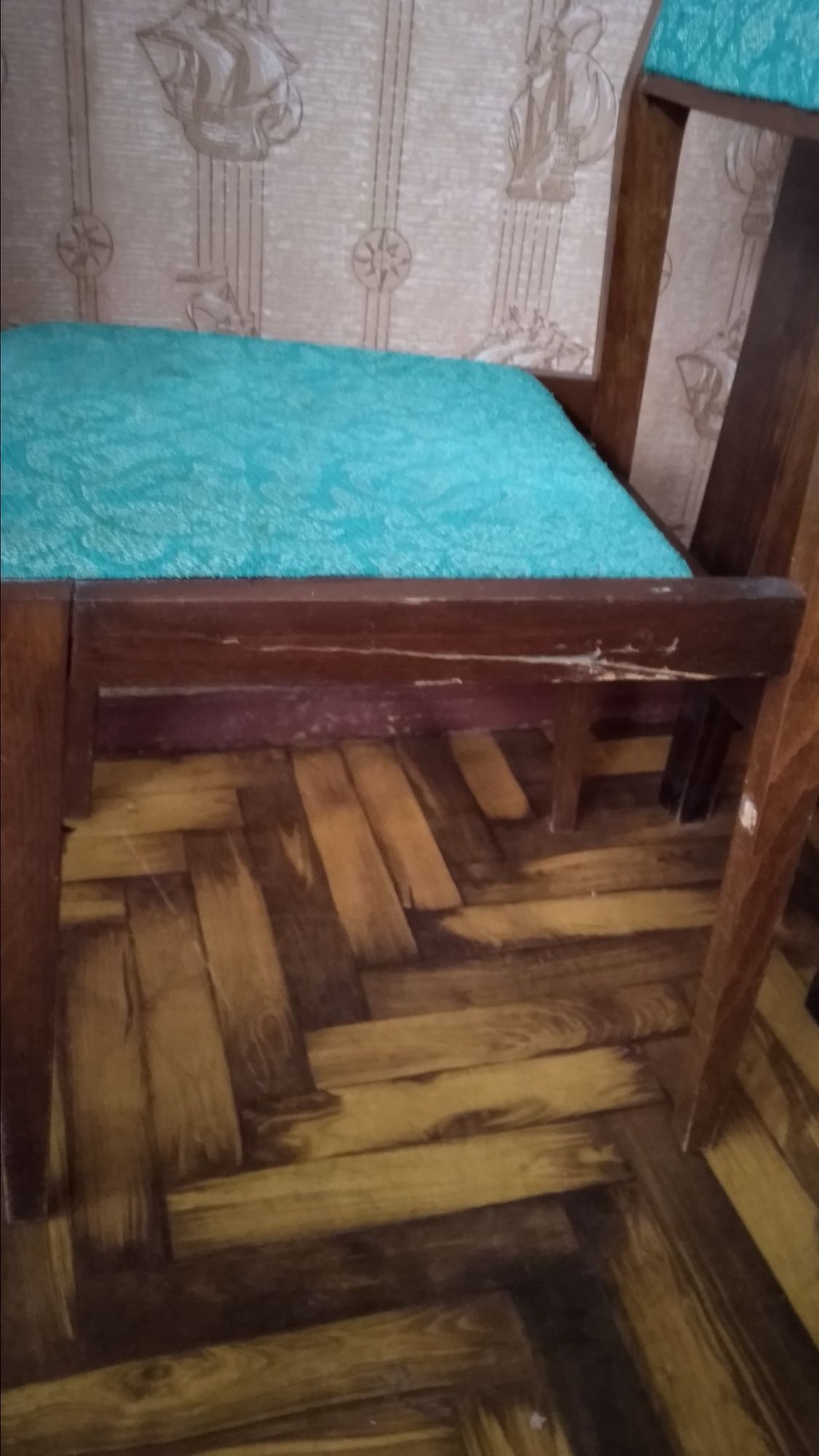 Стулья деревянные.