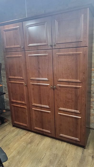 Розпашна шафа для одягу (шкаф, гардероб, шифонєр)